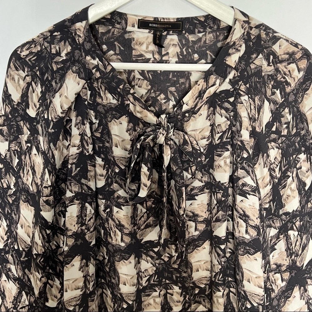 BCBGMAXAZRIA top Silk Tie Keyhole Neck  print relaxed blouson sleeve  medium